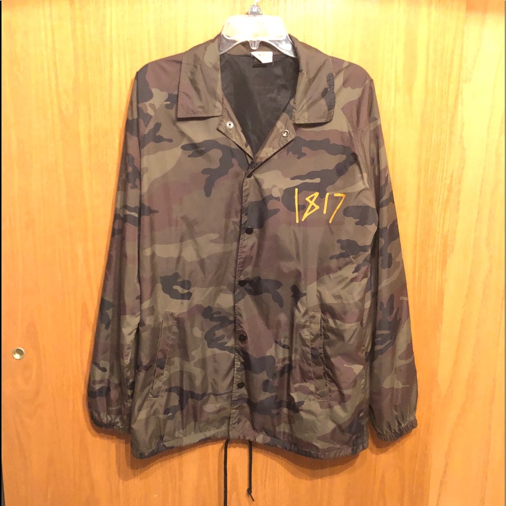 Men’s Camo light coat Size large